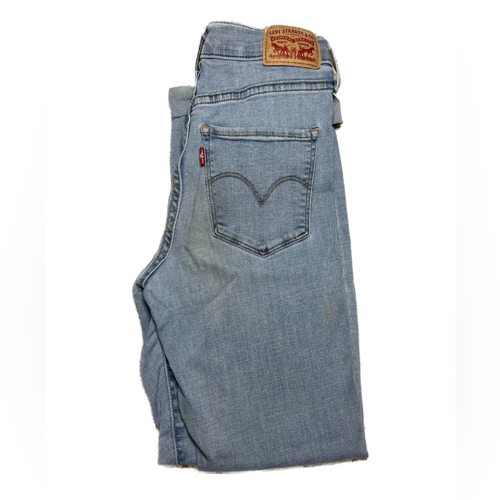 Low rise Skinny light wash Levi jeans, some discolouration on the bum Size 26!